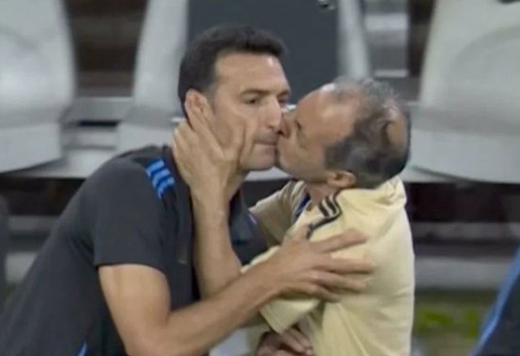 Video: Así fue el beso del utilero al técnico de la Selección de Argentina