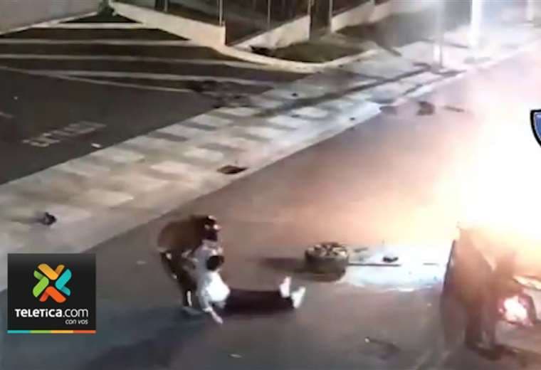 Video: Motociclista rescató a chofer de vehículo en llamas en Escazú