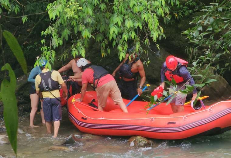 Cruz Roja rescató a 2 niños y 2 adultos aislados por la crecida de un río