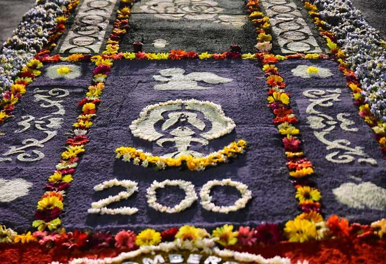 Crónica: Perfumadas con flores, las calles brumosas esperan a la Negrita