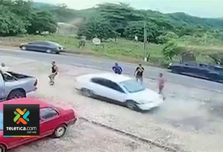 Video: OIJ busca al chofer que atropelló en reversa a hombre en Santa Cruz