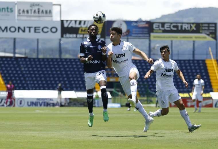 Cartaginés despertó tarde para dejarse los tres puntos ante Sporting