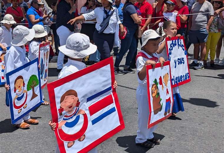 Galería: Miles de niños y jóvenes engalanaron desfiles patrios de este 15 de setiembre