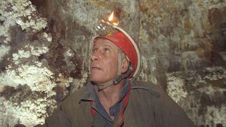 El científico que decidió vivir en una cueva “en la oscuridad y sin saber la hora”