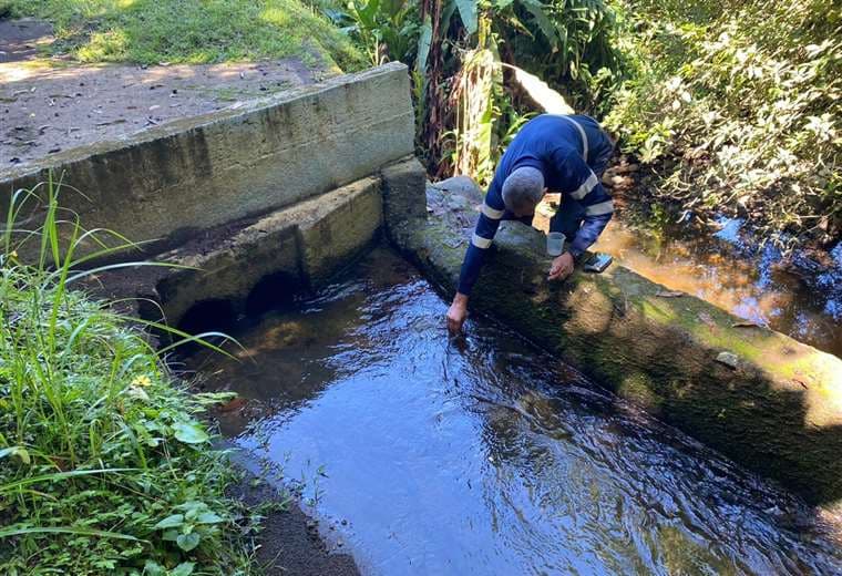 “El hidrocarburo no cae del cielo”: AyA sospecha de “mano peluda” en contaminación de agua