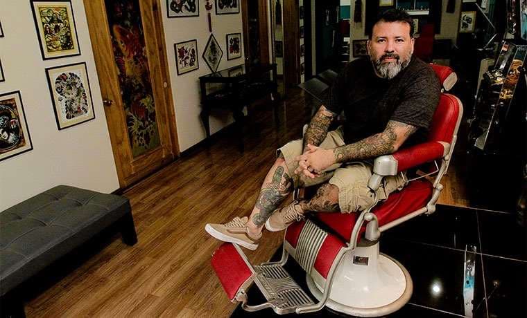 Alejandro Cole: La historia detrás del reconocido tatuador y empresario tico