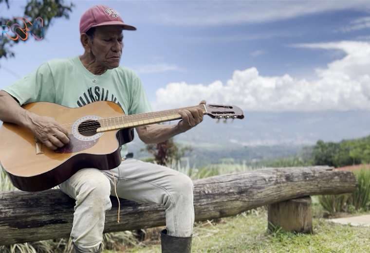 Alfonso Fonseca: El “Pollo Viejo” que encanta con su guitarra y humildad