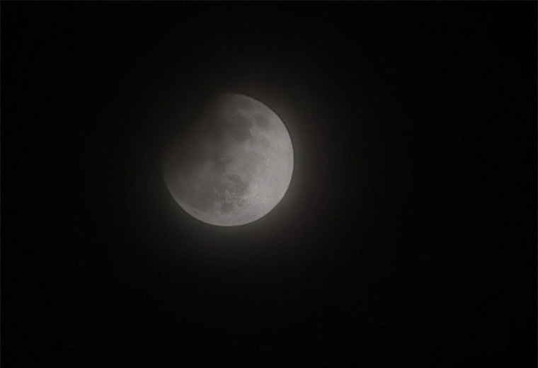 Eclipse parcial logró esconder un pedacito de la Luna la noche de este martes