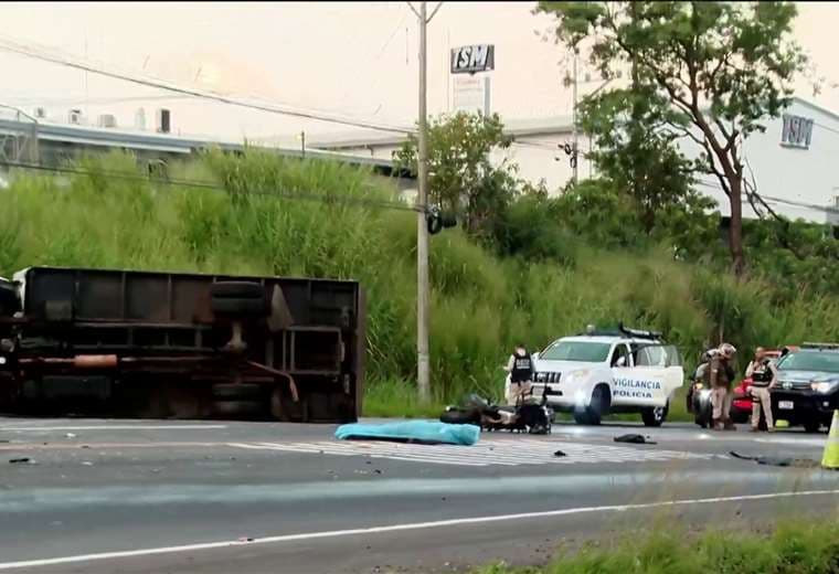 Ruta 1 cerrada cerca de aeropuerto por choque de moto con camión