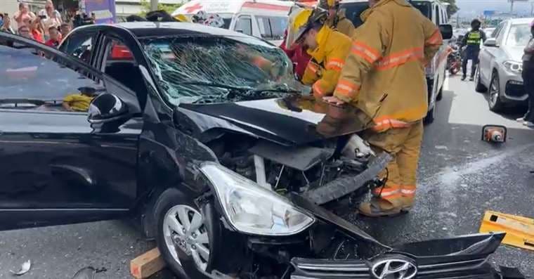 Chofer grave tras violento choque contra puente peatonal en autopista General Cañas