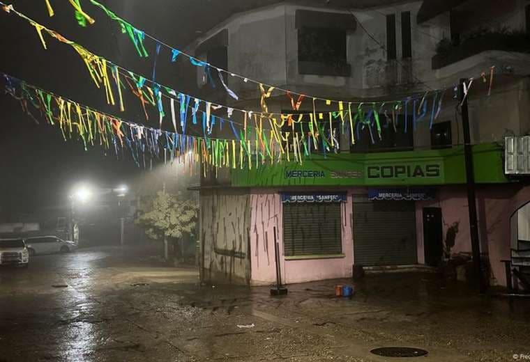 Dos muertos en México por paso de huracán John, degradado a tormenta tropical