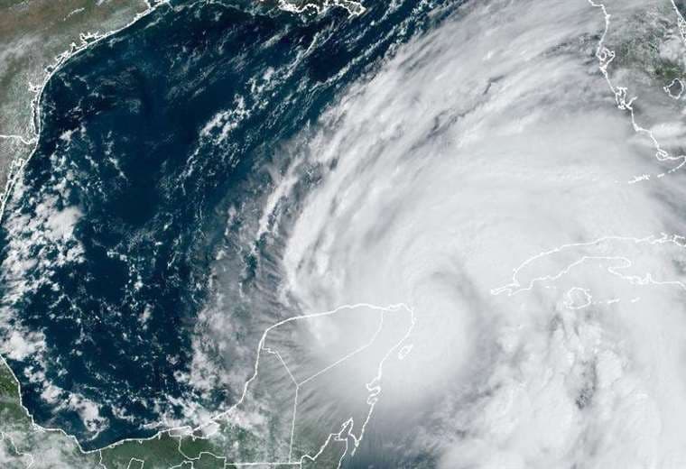 Helene se convierte en huracán frente a costas de México en península de Yucatán