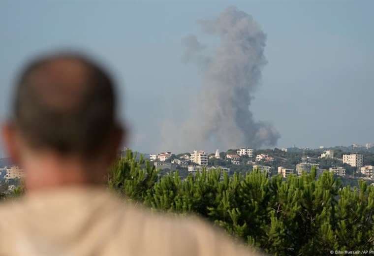 Israel sigue bombardeando Líbano y prepara posible ofensiva terrestre