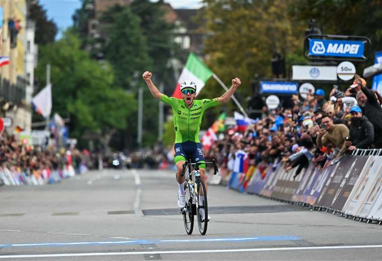 Pogacar firma una gesta histórica para proclamarse campeón mundial