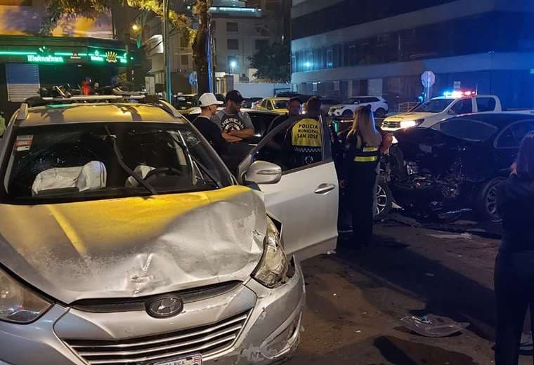 Robo de taxi informal termina en persecución, triple colisión y balacera