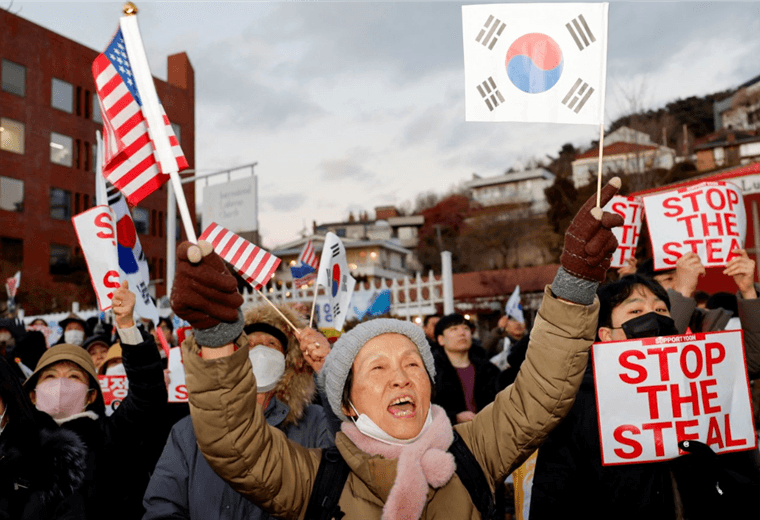 Fracasa intento de arresto contra suspendido presidente de Corea del Sur tras enfrentamiento con su escolta de seguridad