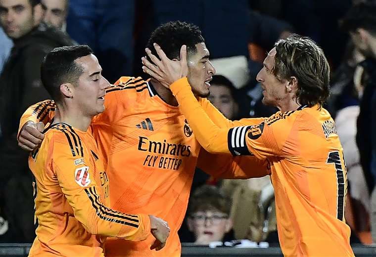 Real Madrid remonta 2-1 en Valencia y es el nuevo líder de la Liga