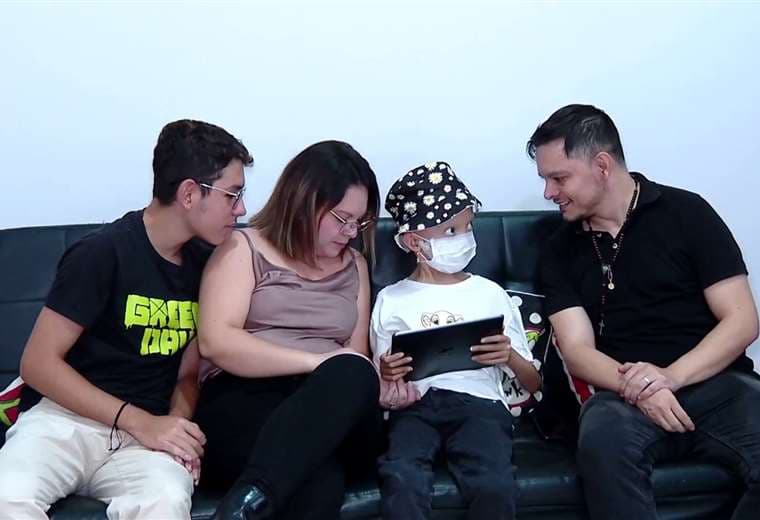 Niña que enfrenta agresivo tumor necesita cirugía en España para evitar perder su pierna