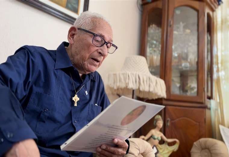El abuelo de Facebook: don Arnoldo escribe todos los días… y tiene 103 años