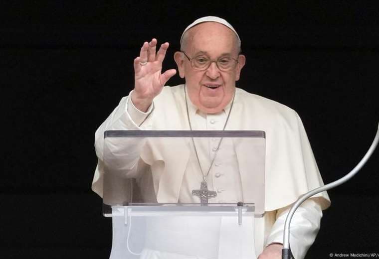 Papa Francisco "pasó una noche tranquila", anuncia el Vaticano