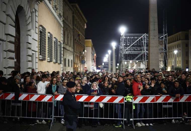 Capilla ardiente del papa Francisco sigue atrayendo a multitudes antes del funeral