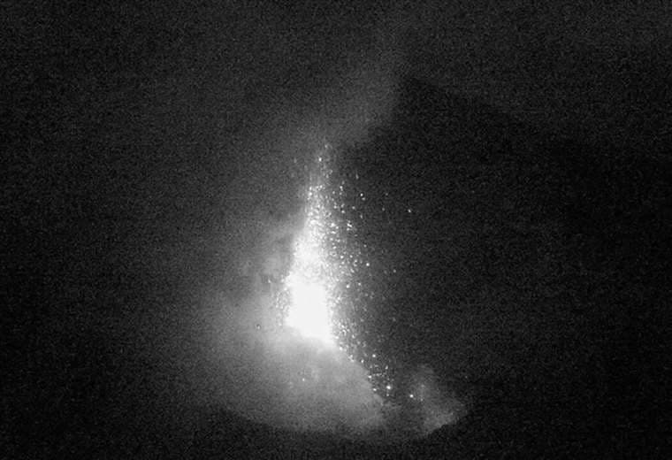 Video muestra potentes explosiones del volcán Poás con lanzamiento de rocas incandescentes