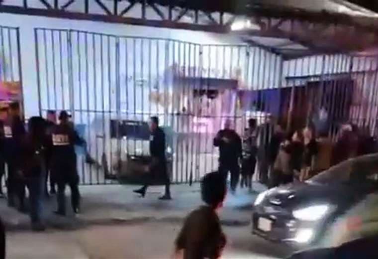 Acribillan a hombre dentro de carnicería en Cartago