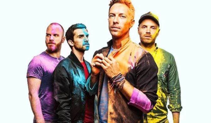 Coldplay canta en español. 
