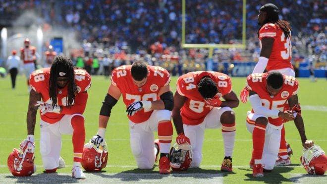 En la actual temporada de la NFL, las manifestaciones de rodillas durante el himno estadounidense se volvieron masivas.