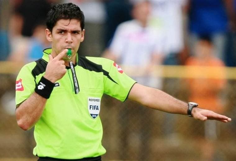 El arbitro costarricense Hugo Cruz. 