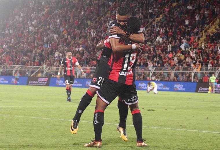 Roger Rojas y Jonathan McDonald celebran con los manudos |Facebook Liga Deportiva Alajuelense. 