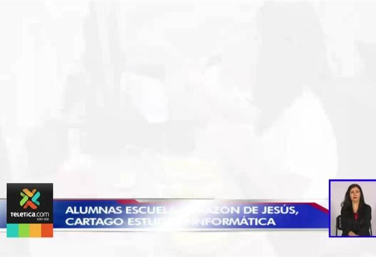 Niñas cartaginesas demuestran sus habilidades en tecnología por medio de tarjetas sensoriales