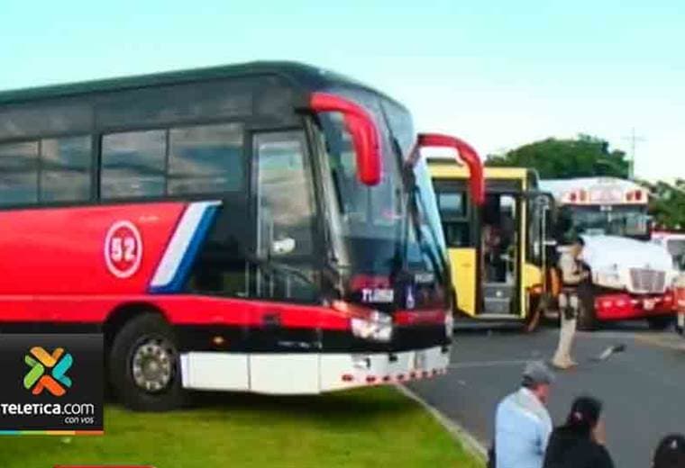 Colisión de dos autobuses en el cruce del aeropuerto en Alajuela deja varios heridos