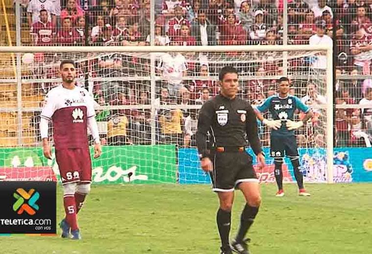 Alajuelense pide explicaciones a la Comisión de Arbitraje tras el papel de Hugo Cruz