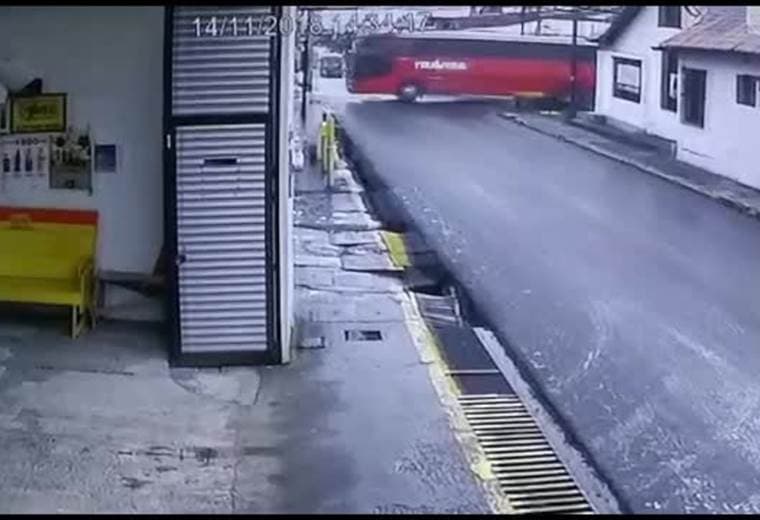 Video captó momento cuando autobús colisiona camión y se estrella contra poste en Guadalupe