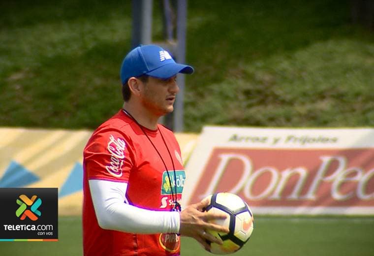 Rónald González apunta a quedarse como asistente de Gustavo Matosas en La Sele