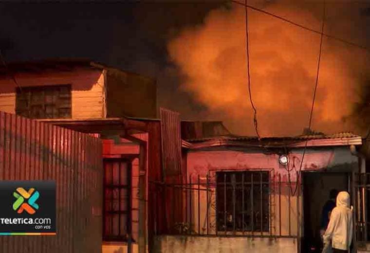 Incendio consumió una casa de habitación en Calle Blancos