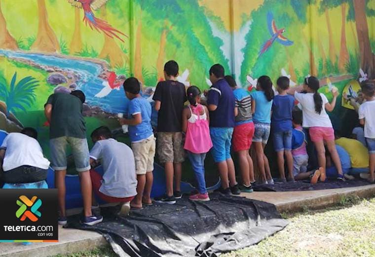 Niños de Puntarenas pintaron murales en sus escuelas