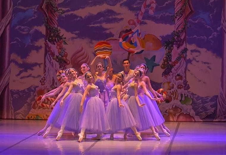 Bailarines cumplen el sueño de participar en El Cascanueces