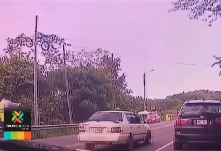 Video muestra cuando un oficial de Tránsito dispara contra un joven quien intentó evadir un retén