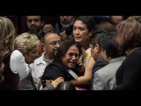 Momento en el que la diputada mexicana Carmen Medel se entera del asesinato de su hija.|Youtube