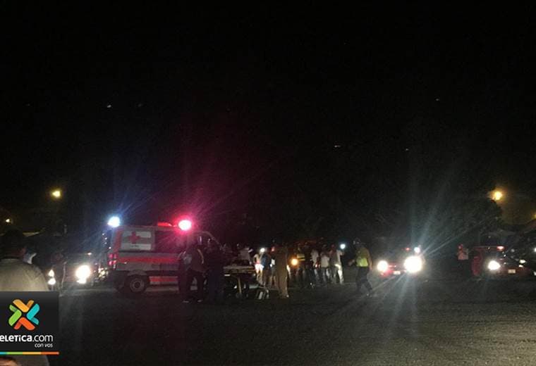 Vehículos iluminan pista de Chacarita para habilitar traslado de vuelo ambulancia con niños graves