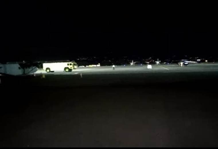 Vehículos iluminan pista de Chacarita para habilitar traslado de vuelo ambulancia con niños graves