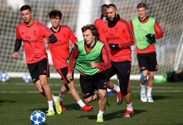 Luka Modric elude la marca de sus compañeros del Real Madrid.|realmdrid.com
