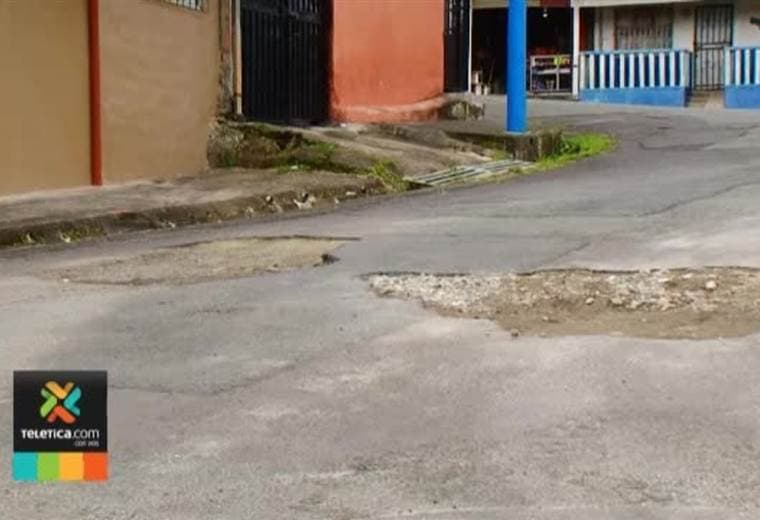 Vecinos de barrio Margoth en Turrialba dicen tener años esperando que arreglen las calles