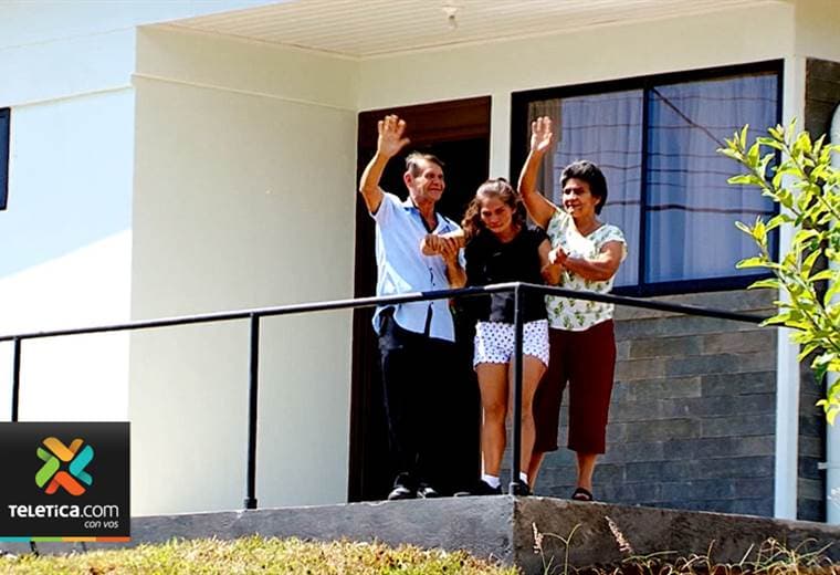 Familia de Naranjo goza hoy de nueva casa gracias a Sueños de Navidad