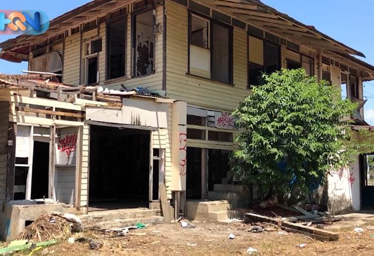 La explotación del banano en Costa Rica fue lo que dio origen al pueblo de Quepos. A partir de 1930 los primeros habitantes se asentaron en lo que hoy es conocido como la zona americana.