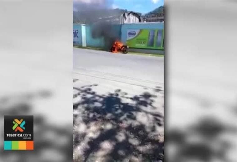 Una conductora sin licencia le prendió fuego a su moto en Golfito