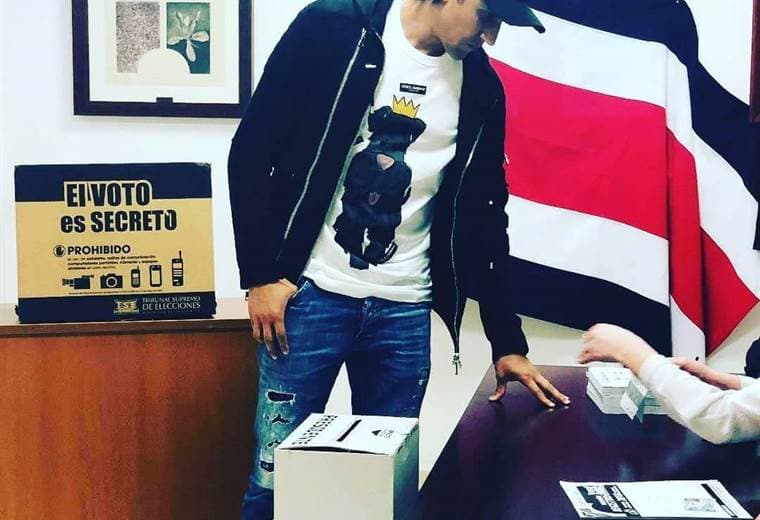 Keylor Navas emite su voto durante la segunda ronda electoral.|Instagram