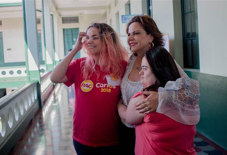 Vicepresidenta Ana Helena Chacón emitió su voto en la escuela Pilar Jiménez en Guadalupe